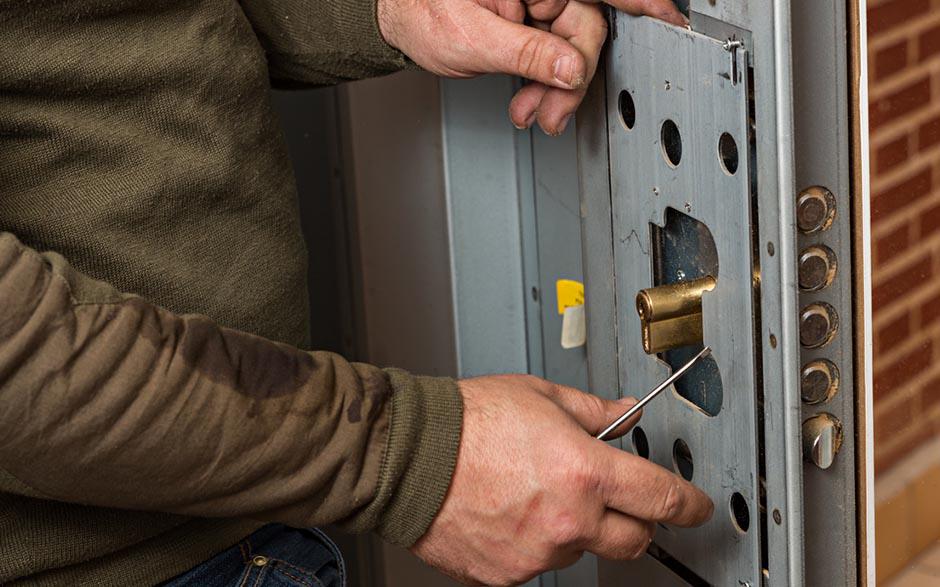 comment monter une serrure Le Mesnil-le-Roi